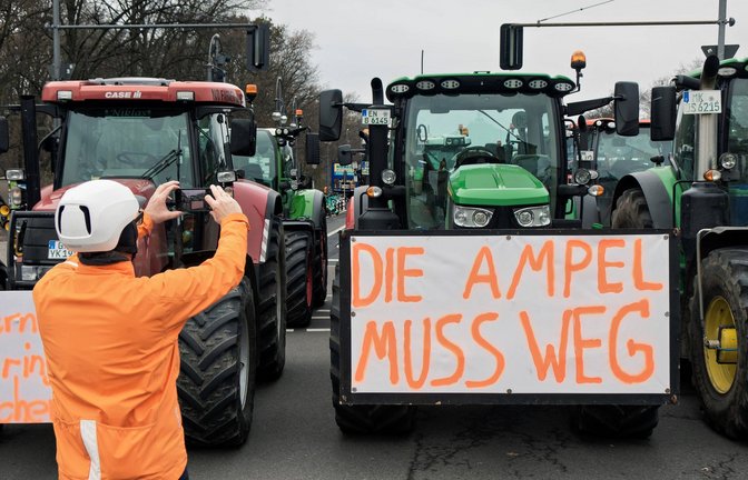 „Die Ampel muss weg“ – in Großbuchstaben machen Landwirte ihre Forderung auf Plakaten an den Traktoren deutlich.<span class='image-autor'>Foto: imago/Stefan Zeitz</span>