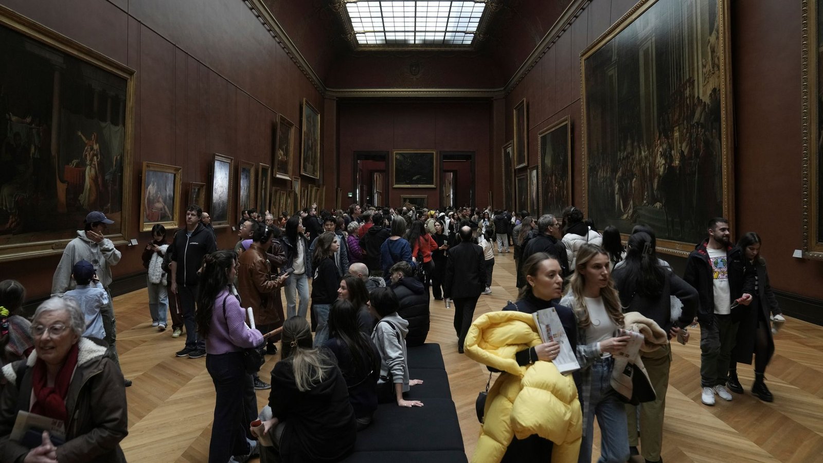 Wie lässt sich der Besucherstrom entzerren? Mehrere kleine Museumseingänge statt eines zentralen Nadelöhrs?Foto: Thibault Camus/AP/dpa