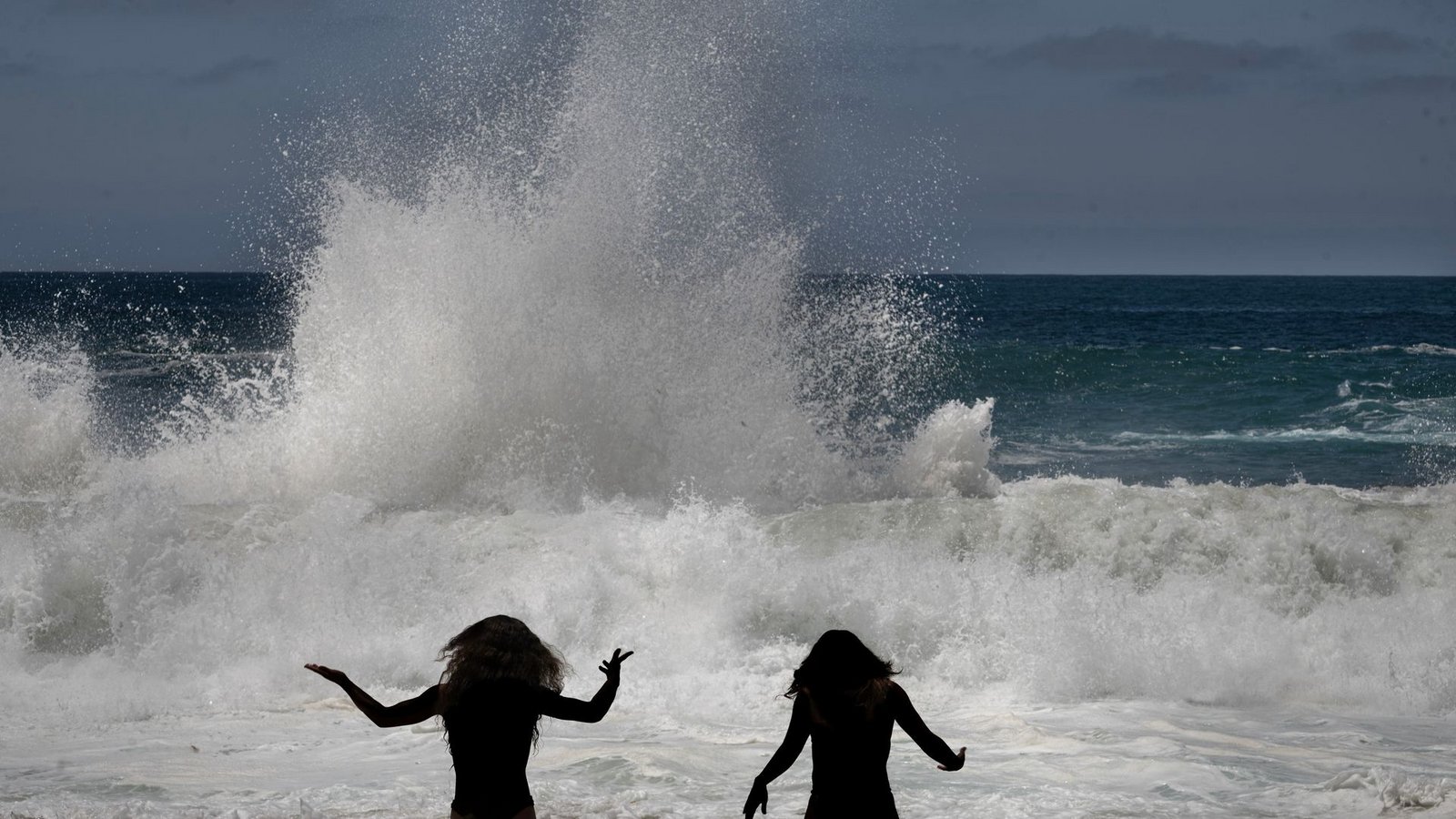 Journey und ihre Schwester Kalea halten sich am Laguna Beach in Kalifornien auf.Foto: Mindy Schauer/The Orange County Register/AP/dpa Journey und ihre Schwester Kalea halten sich am Laguna Beach in Kalifornien auf.Foto: Mindy Schauer/The Orange County Register/AP/dpa