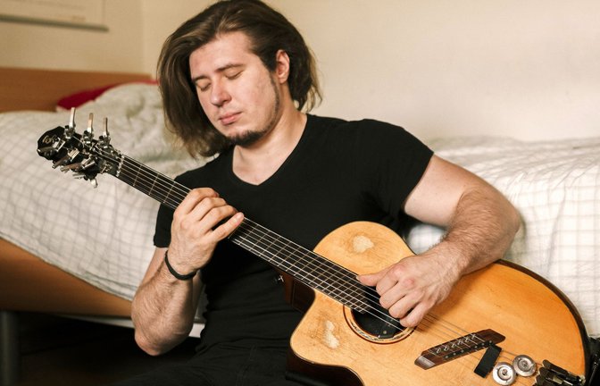 Alex Misko in  seiner Gomaringer  Kellerwohnung<span class='image-autor'>Foto: Simon Gerlinger</span>