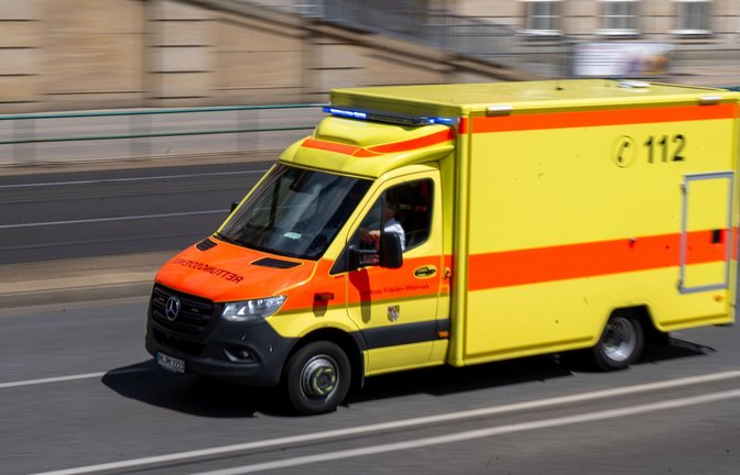 Der Verletzte wurde in ein Krankenhaus gebracht, in dem er verstarb. (Symbolbild)<span class='image-autor'>Foto: dpa/Monika Skolimowska</span>