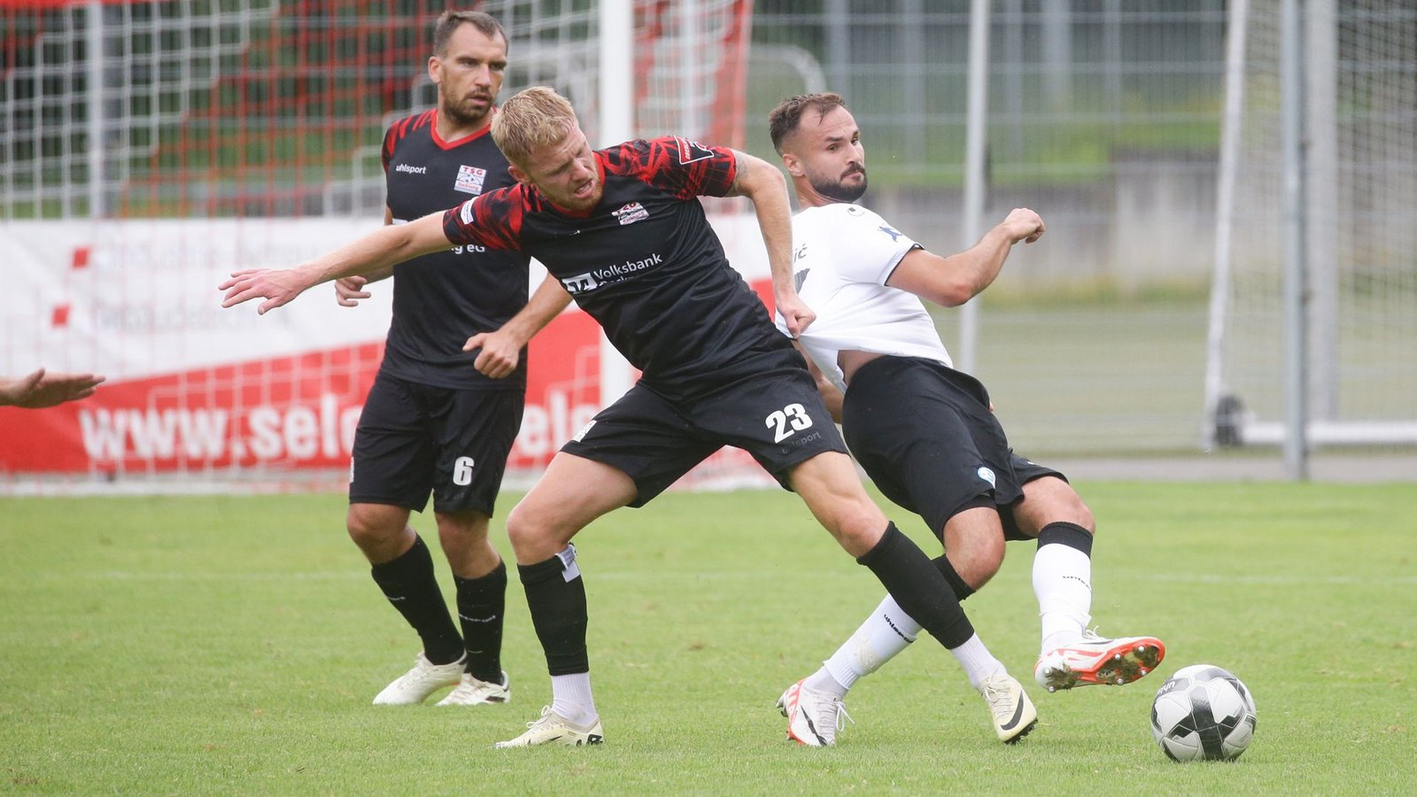 Backnangs Sebastian Gleißner im Zweikampf mit Daniel Kalajdzic (re.)Foto: Pressefoto Baumann/Hansjürgen Britsch