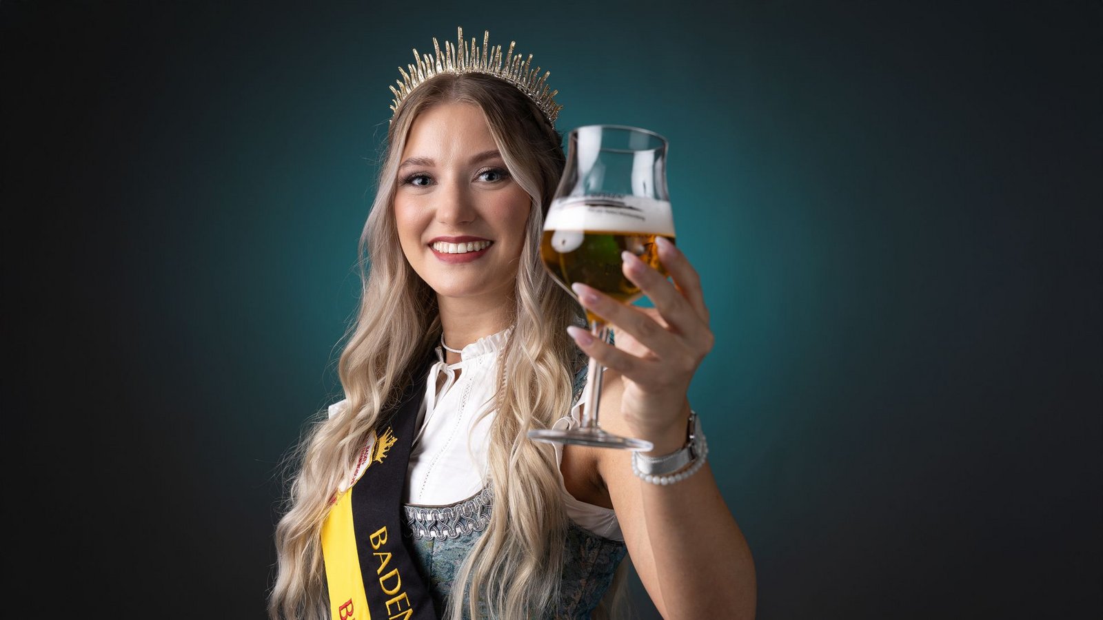Die 24-Jährige Bierkönigin Linda Heinle aus Schwäbisch Hall.Foto: /Daniela Jakob Die 24-Jährige Bierkönigin Linda Heinle aus Schwäbisch Hall.Foto: /Daniela Jakob