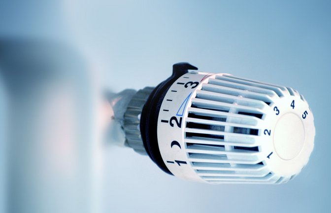 Es ist nicht sinnvoll, einen kühlen Raum  schnell aufheizen zu wollen, indem man das Thermostatventil auf die höchste Stufe stellt.<span class='image-autor'>Foto: stock.adobe.com/emmi</span>