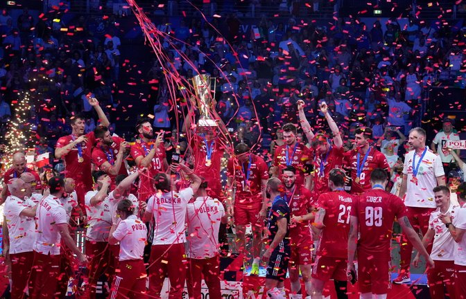 Polnische Volleyballer feiern ihren Titelgewinn bei der Europameisterschaft.<span class='image-autor'>Foto: Andrew Medichini/AP/dpa</span>
