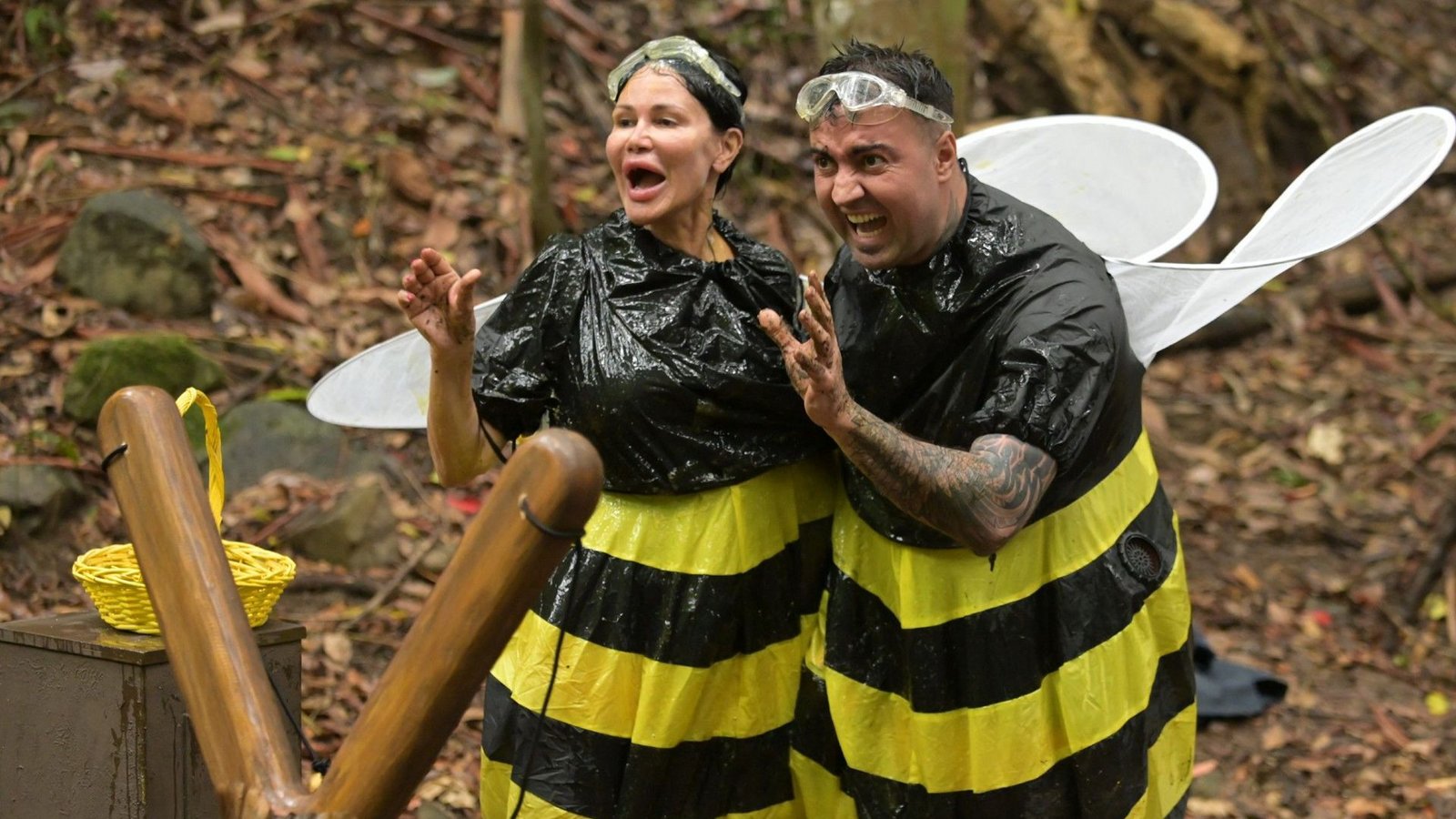 Beim Bienenspiel trumpfen Djamila Rowe und Cosimo Citiolo auf – doch die Schleimschlacht im Dschungelcamp  wird nicht belohnt.Foto: RTL/Stefan Thoyah
