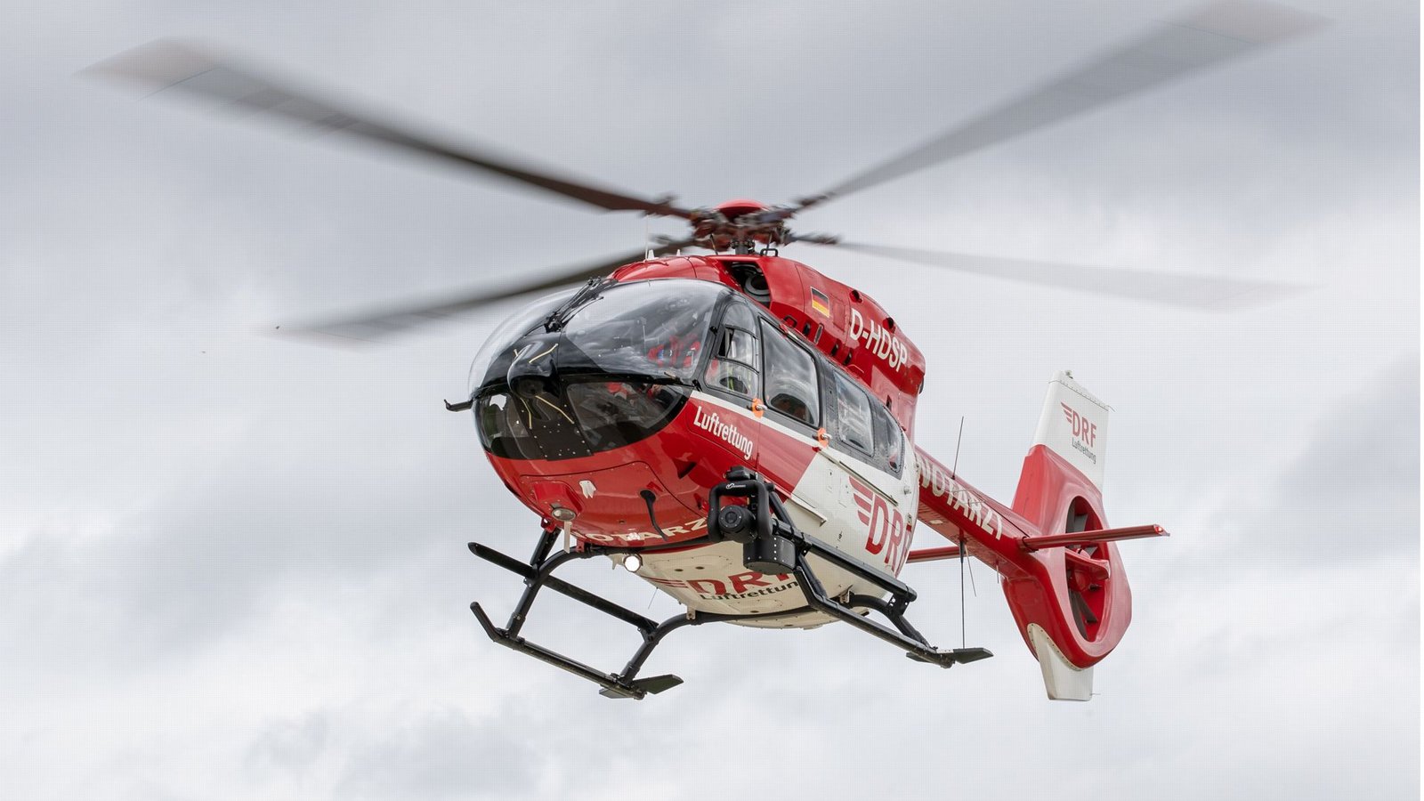 Ein Rettungshubschrauber brachte die schwer verletzte 14-Jährige in eine Klinik. (Symbolbild)Foto: dpa/Daniel Karmann Ein Rettungshubschrauber brachte die schwer verletzte 14-Jährige in eine Klinik. (Symbolbild)Foto: dpa/Daniel Karmann