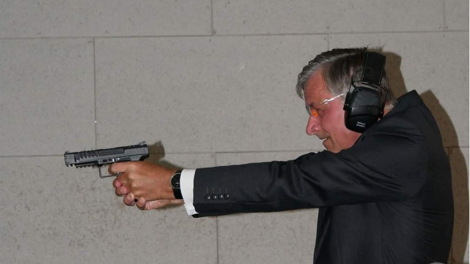 Hans-Ulrich Rülke, Fraktionschef der FDP im Landtag und Spitzenkandidat für die kommende Landtagswahl, posiert auf einem Schießstand mit Handfeuerwaffe.Foto: Facebook/FDP-Fraktion