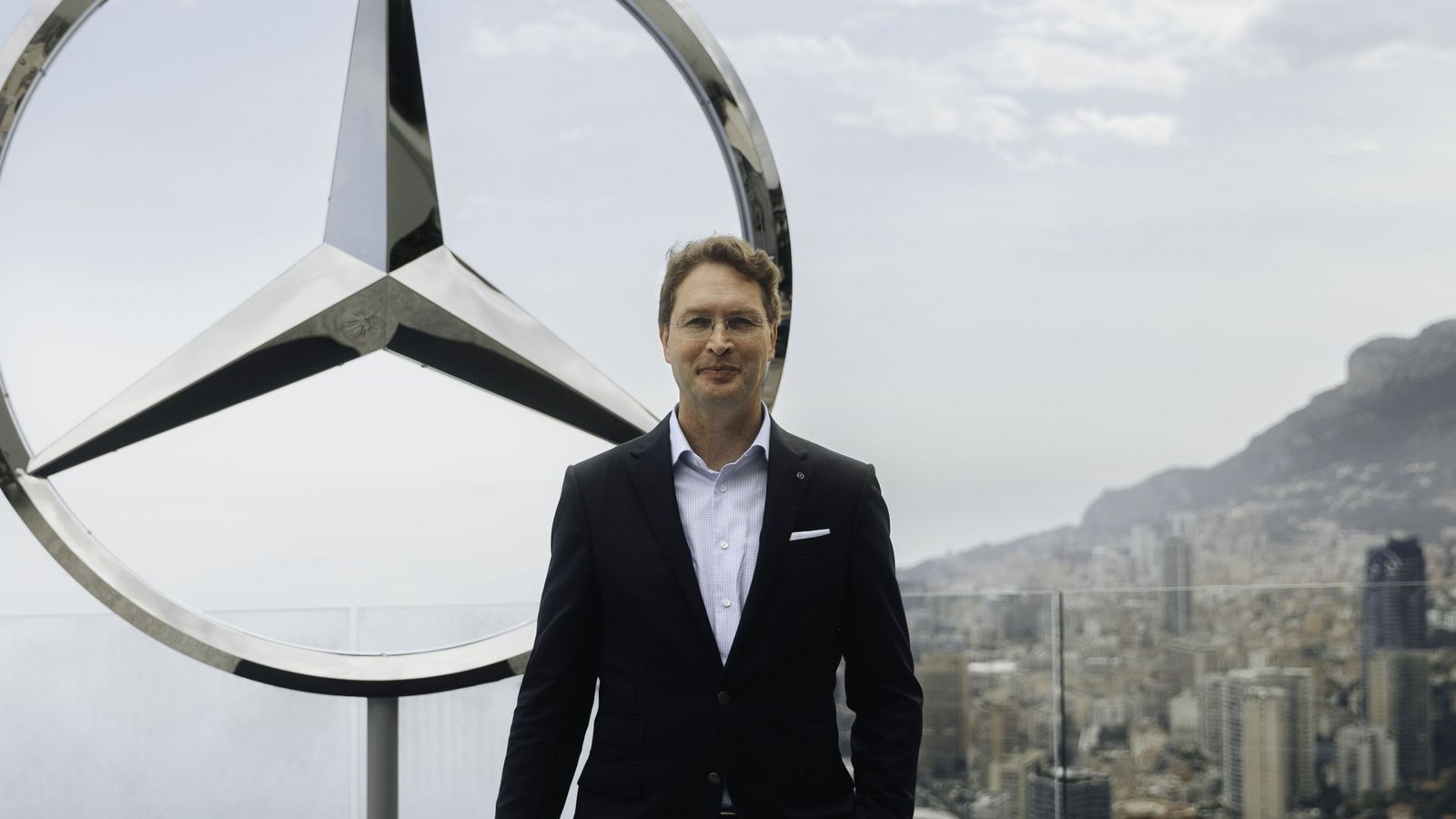 CEO Ola Källenius am 19. Mai 2022 – das Unternehmen beschreibt dieses Bild mit „Mercedes-Benz präsentiert Langfrist-Ziele als wertvollste Luxus-Automobilmarke der Welt“. Von dem L-Wort will mittlerweile niemand mehr was hören.Foto: Mercedes-Benz AG