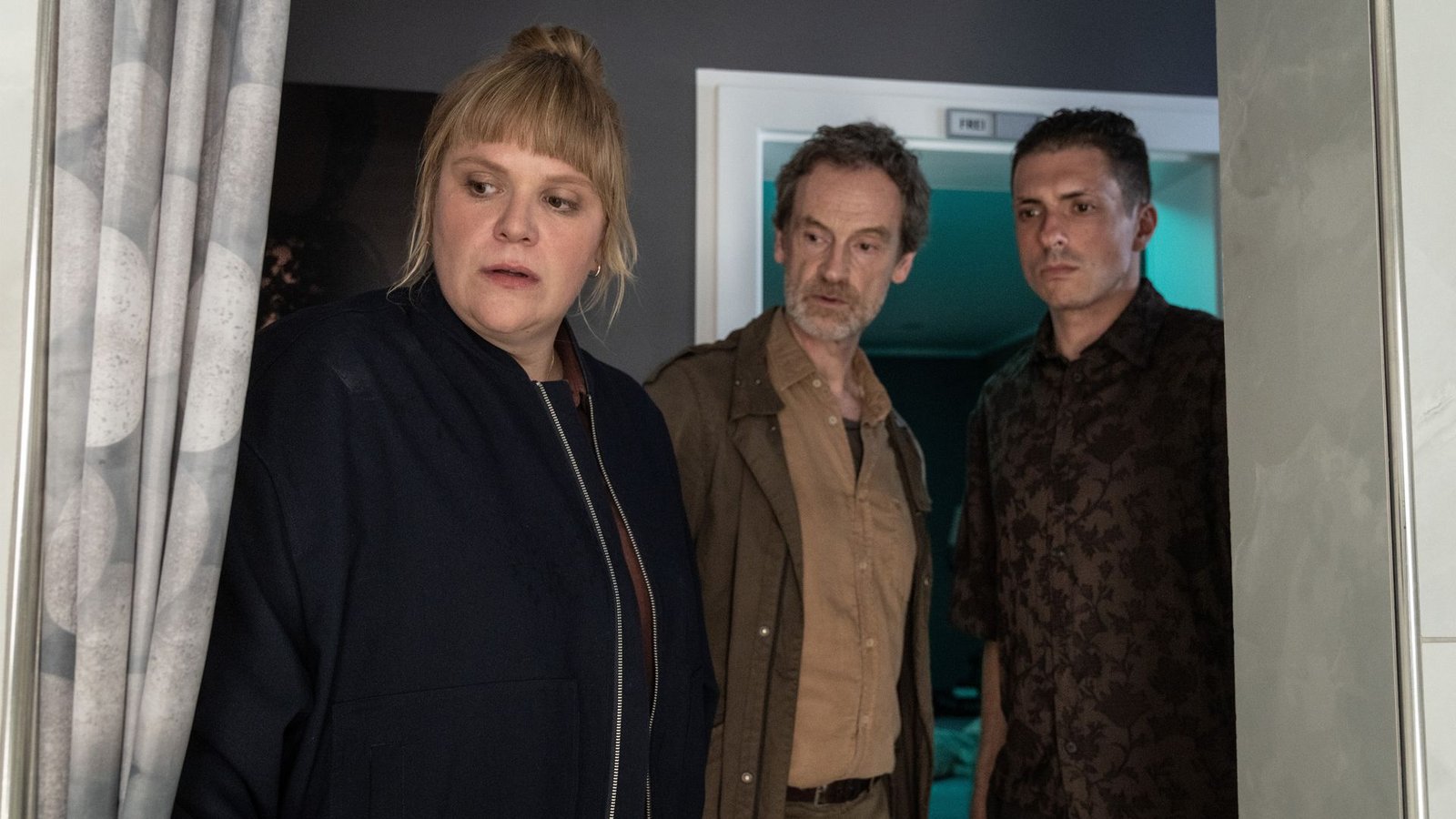 Rosa Herzog (Stefanie Reinsperger), Peter Faber (Jörg Hartmann, M) und Bordell-Mitarbeiter Elez Shkodra (Kristian Pandža, r) finden die Zeugin Maria Novak in einer laufenden Dusche.Foto: WDR/Thomas Kost