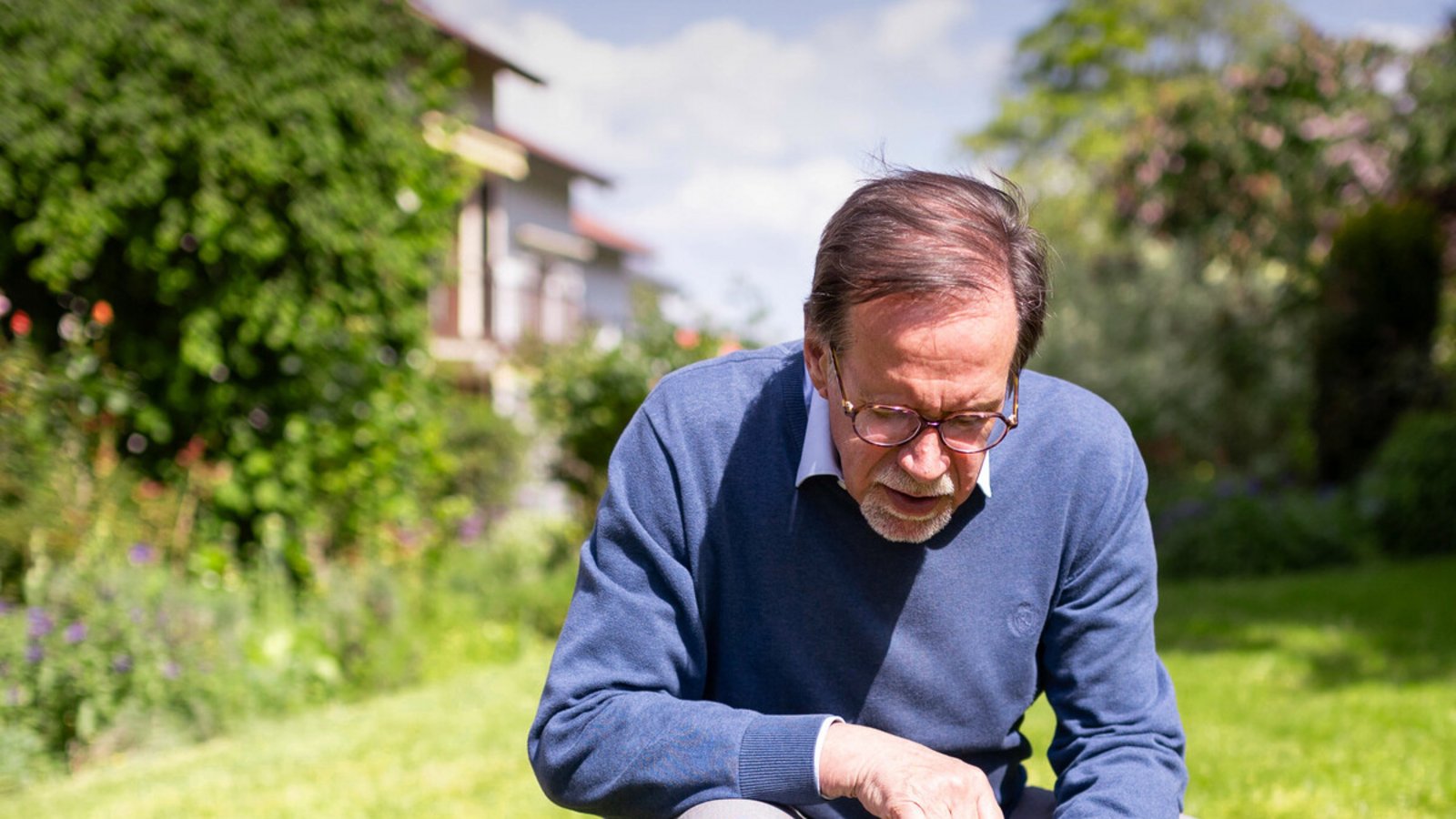 Das geschulte Auge sieht alles: Gerhard Lung untersucht seinen Rasen.Foto: Lichtgut/Julian Rettig Das geschulte Auge sieht alles: Gerhard Lung untersucht seinen Rasen.Foto: Lichtgut/Julian Rettig