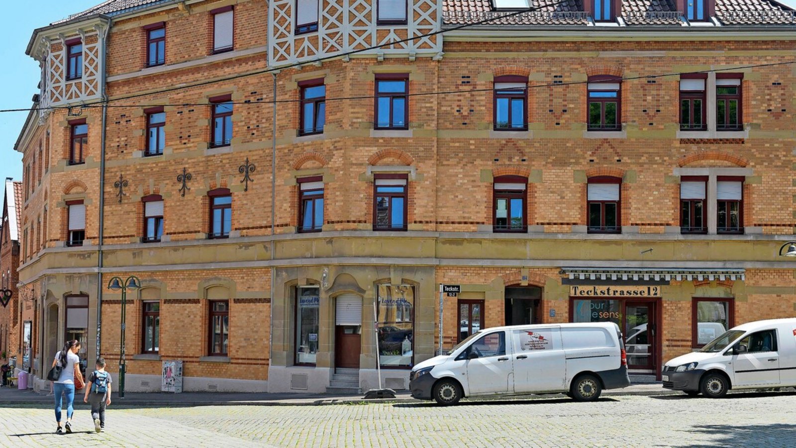 „Das ist ein nackter Platz“, sagt der Bezirksvorsteher Armin Serwani über den Eduard-Pfeiffer-Platz in Stuttgart-Ost.Foto: Lichtgut/Max Kovalenko „Das ist ein nackter Platz“, sagt der Bezirksvorsteher Armin Serwani über den Eduard-Pfeiffer-Platz in Stuttgart-Ost.Foto: Lichtgut/Max Kovalenko