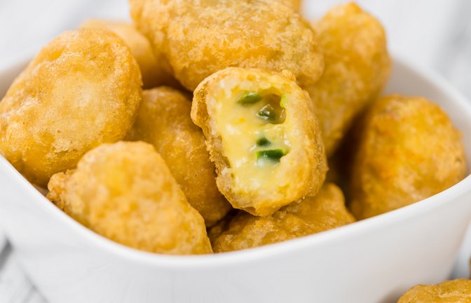 Chili Cheese Nuggets von JA! und GUT&GÜNSTIG sind vom Rückruf betroffen (Symbolbild).<span class='image-autor'>Foto: HandmadePictures/ Shutterstock</span>