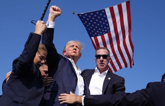 Der Moment am 13. Juli 2024, in dem Donald Trump endgültig zur politischen Ikone des konservativen Amerika wurde.<span class='image-autor'>Foto: Evan Vucci/AP/dpa</span>