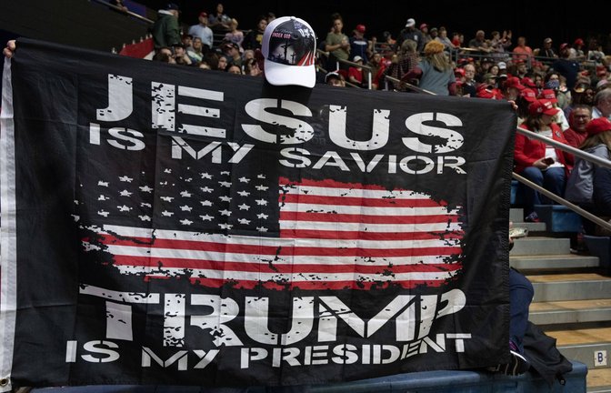 Wahlkampfberanstaltung im März 2024 in Georgia: Jesus ist mein Erlöser, Trump ist mein Präsident.“<span class='image-autor'>Foto: Imago/ZUMA Wire</span>