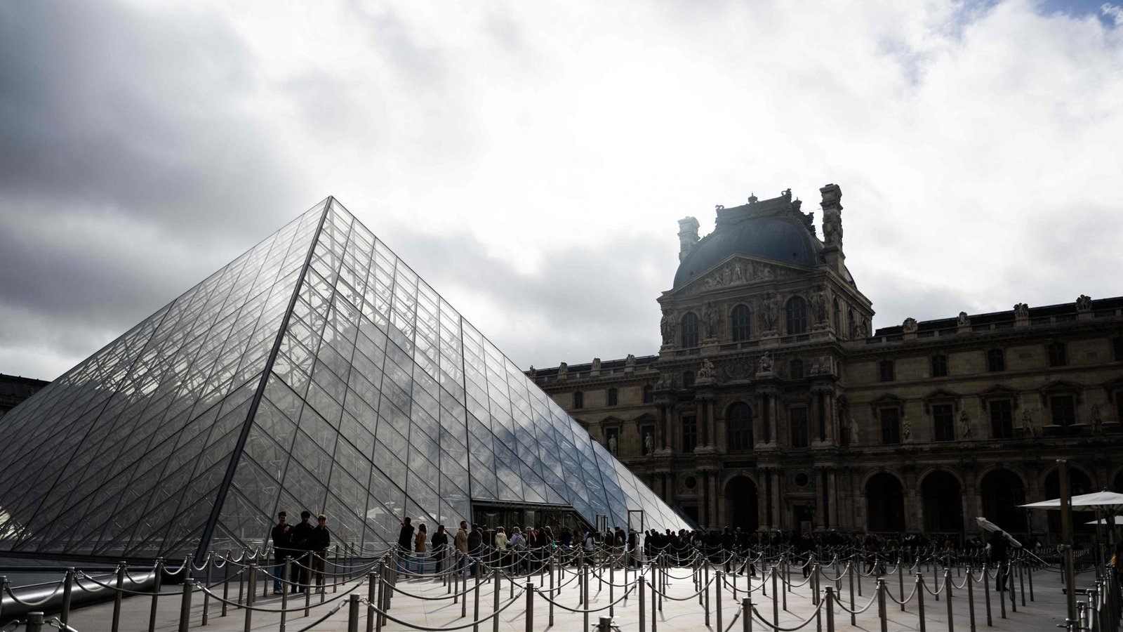 Der Louvre wird seine Eintrittspreise für Nicht-Europäer ab 2026 erhöhen.Foto: AFP/JULIE SEBADELHA Der Louvre wird seine Eintrittspreise für Nicht-Europäer ab 2026 erhöhen.Foto: AFP/JULIE SEBADELHA