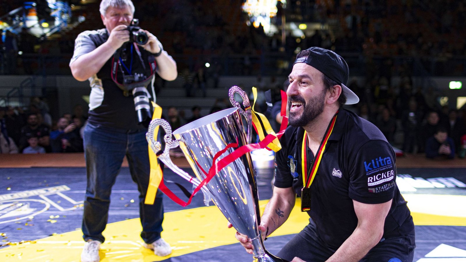 Voll im Fokus: Sedat Sevsaj mit dem DM-Pokal.Foto: Imago/Kadir Caliskan Voll im Fokus: Sedat Sevsaj mit dem DM-Pokal.Foto: Imago/Kadir Caliskan