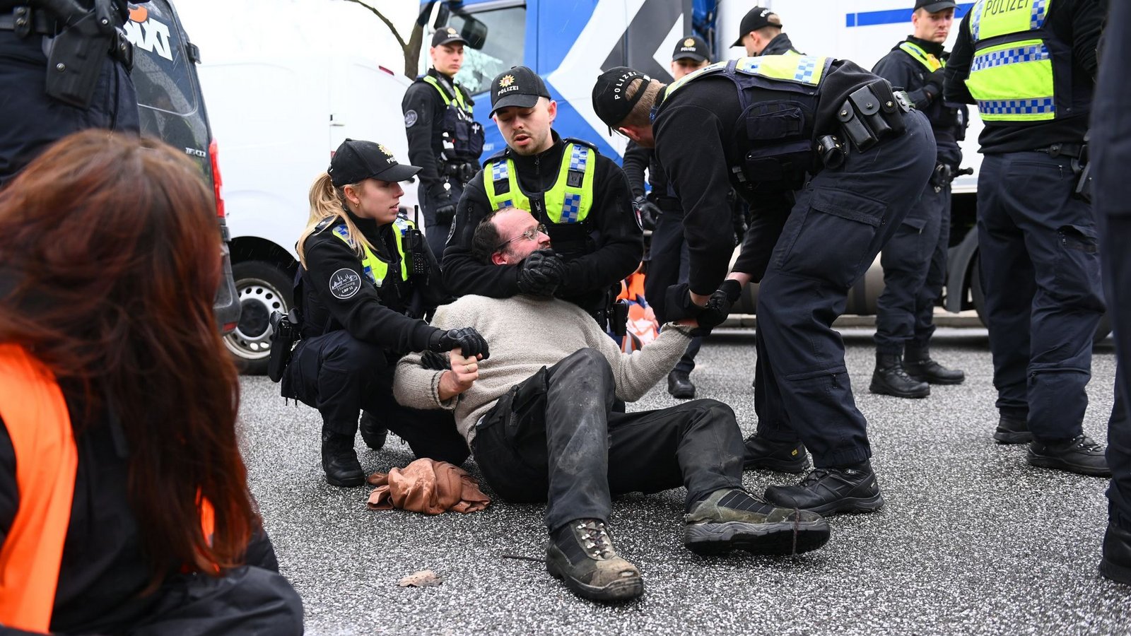 Die Polizei griff bei der Protestaktion ein.Foto: dpa/Jonas Walzberg