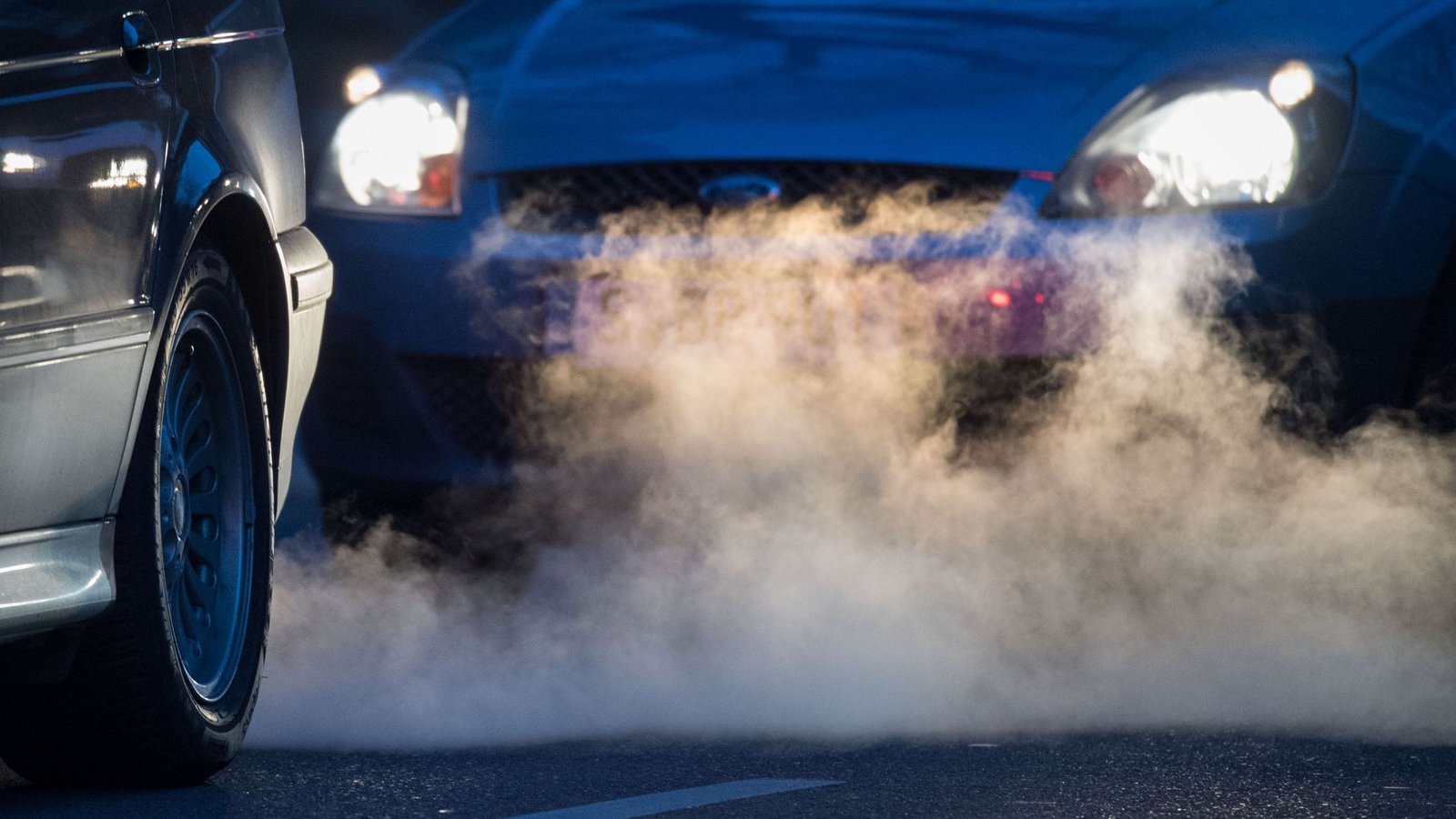 Abgase kommen aus dem Auspuff eines Autos. Frankreich und Spanien sind gegen eine von Deutschland geforderte Ausnahme für Hybrid-Autos (Symbolfoto).Foto: Marijan Murat/dpa/Marijan Murat Abgase kommen aus dem Auspuff eines Autos. Frankreich und Spanien sind gegen eine von Deutschland geforderte Ausnahme für Hybrid-Autos (Symbolfoto).Foto: Marijan Murat/dpa/Marijan Murat