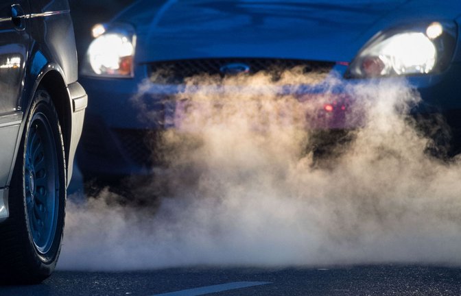 Abgase kommen aus dem Auspuff eines Autos. Frankreich und Spanien sind gegen eine von Deutschland geforderte Ausnahme für Hybrid-Autos (Symbolfoto).<span class='image-autor'>Foto: Marijan Murat/dpa/Marijan Murat</span>