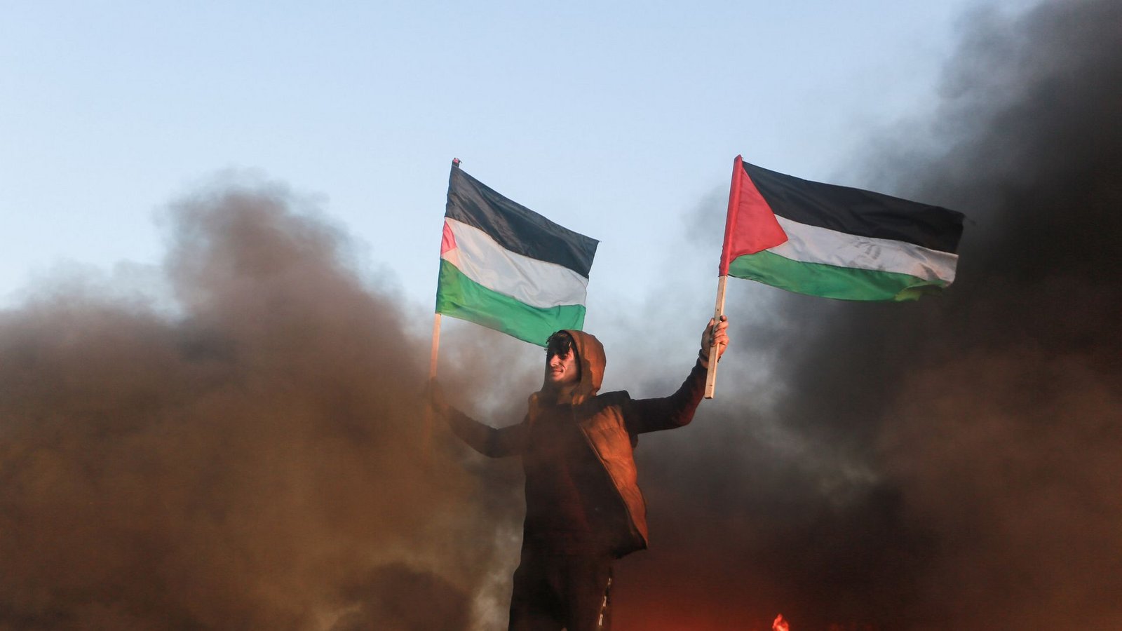 Ein Demonstrant in Gaza mit palästinensischen Fahnen (Archivbild).Foto: Mohammed Talatene/dpa