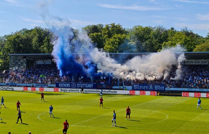 Beim Kickers-Spiel gegen Großaspach kam es  zu mehreren Zwischenfällen, die nun die Polizei beschäftigen.<span class='image-autor'>Foto: STZN/Sebastian Steegmüller</span>