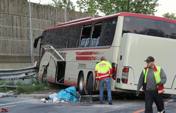 Der verunglückte Bus steht auf der Westautobahn bei Eugendorf an der beschädigten Leitplanke.<span class='image-autor'>Foto: Franz Neumayr/APA/dpa</span>