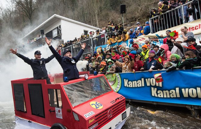 Spaß für tausende Zuschauer: In Schramberg wird es am Fasnachtsmontag feuchtfröhlich.<span class='image-autor'>Foto: dpa/Patrick Seeger</span>