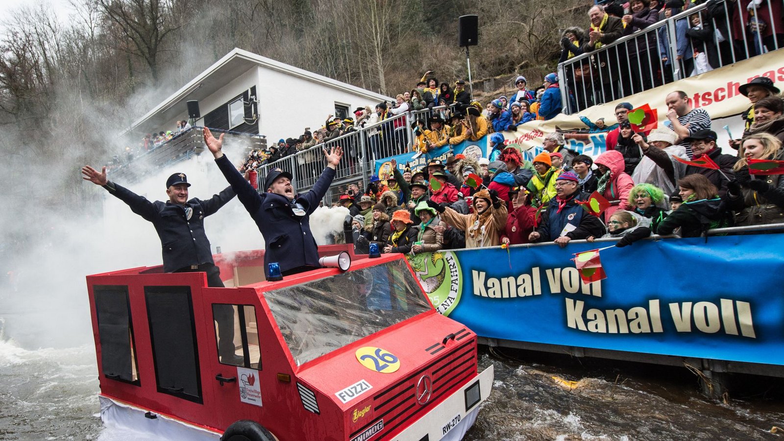Spaß für tausende Zuschauer: In Schramberg wird es am Fasnachtsmontag feuchtfröhlich.Foto: dpa/Patrick Seeger