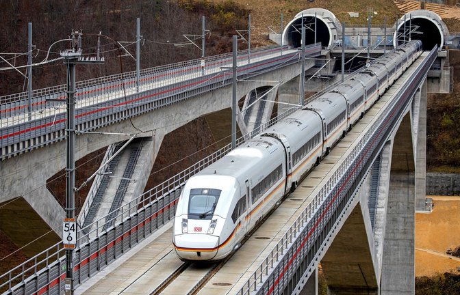 Die neue Strecke zwischen Wendlingen und Ulm geht in Betrieb – nach mehr als zehn Jahren Bauzeit.<span class='image-autor'>Foto: dpa/Christoph Schmidt</span>