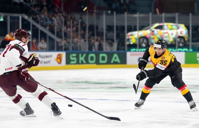 Frederik Tiffels und die deutsche Eishockey-Nationalmannschaft enttäuschten gegen Lettland.<span class='image-autor'>Foto: Claudio Thoma/KEYSTONE/dpa</span>
