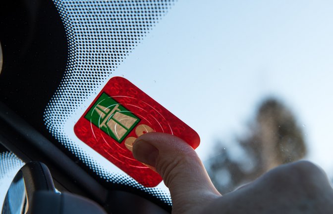 So bringt man die Vignette richtig an.<span class='image-autor'>Foto: BrunoK1 / shutterstock.com</span>