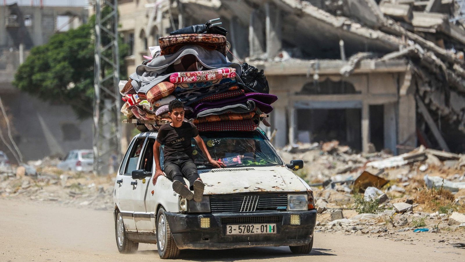 Palästinenser bringen ihre Sachen mit dem Auto nach Khan Yunis im Süden des Gazastreifens, um dort Schutz zu finden.Foto: AFP Palästinenser bringen ihre Sachen mit dem Auto nach Khan Yunis im Süden des Gazastreifens, um dort Schutz zu finden.Foto: AFP