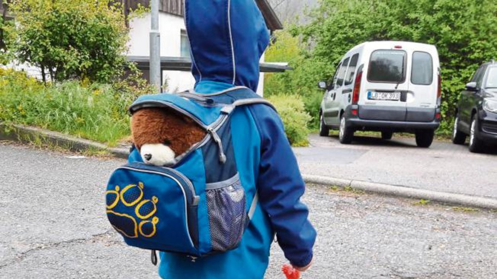 Mit dem Blümchen in der Hand und dem Bär im Rucksack ist ein guter Start in den Kindergartentag bei Alessio in Aurich nahezu garantiert. Foto: Rücker Mit dem Blümchen in der Hand und dem Bär im Rucksack ist ein guter Start in den Kindergartentag bei Alessio in Aurich nahezu garantiert. Foto: Rücker