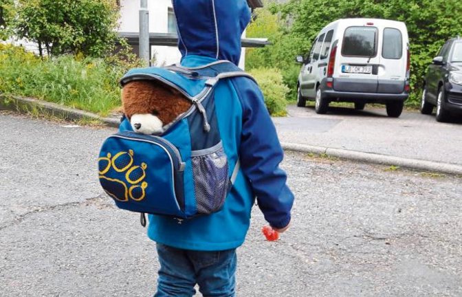 Mit dem Blümchen in der Hand und dem Bär im Rucksack ist ein guter Start in den Kindergartentag bei Alessio in Aurich nahezu garantiert.  Foto: Rücker
