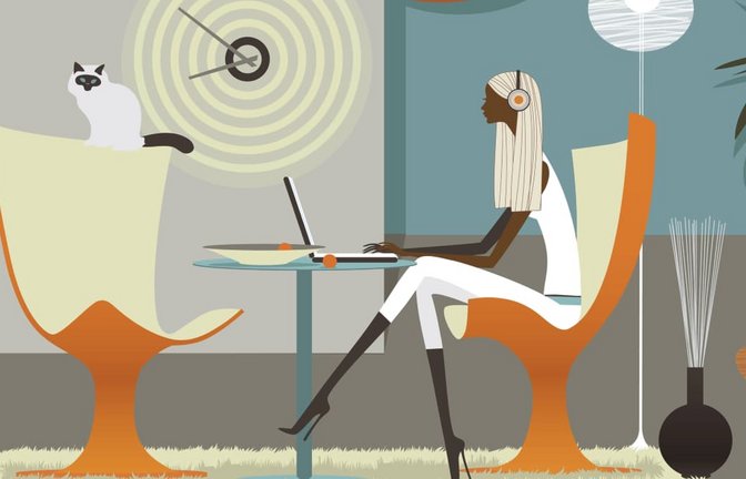 Frau hört Musik am Laptop in stylishem Interieur PUBLICATIONxINxGERxSUIxAUTxONLY Copyright: xVladaxKraminax 30930042<span class='image-autor'>imago images/Ikon Images</span>