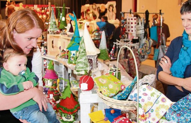 Der kleine Jonas Essich ist von einem roten Filzapfel fasziniert.  Fotos: Gergen