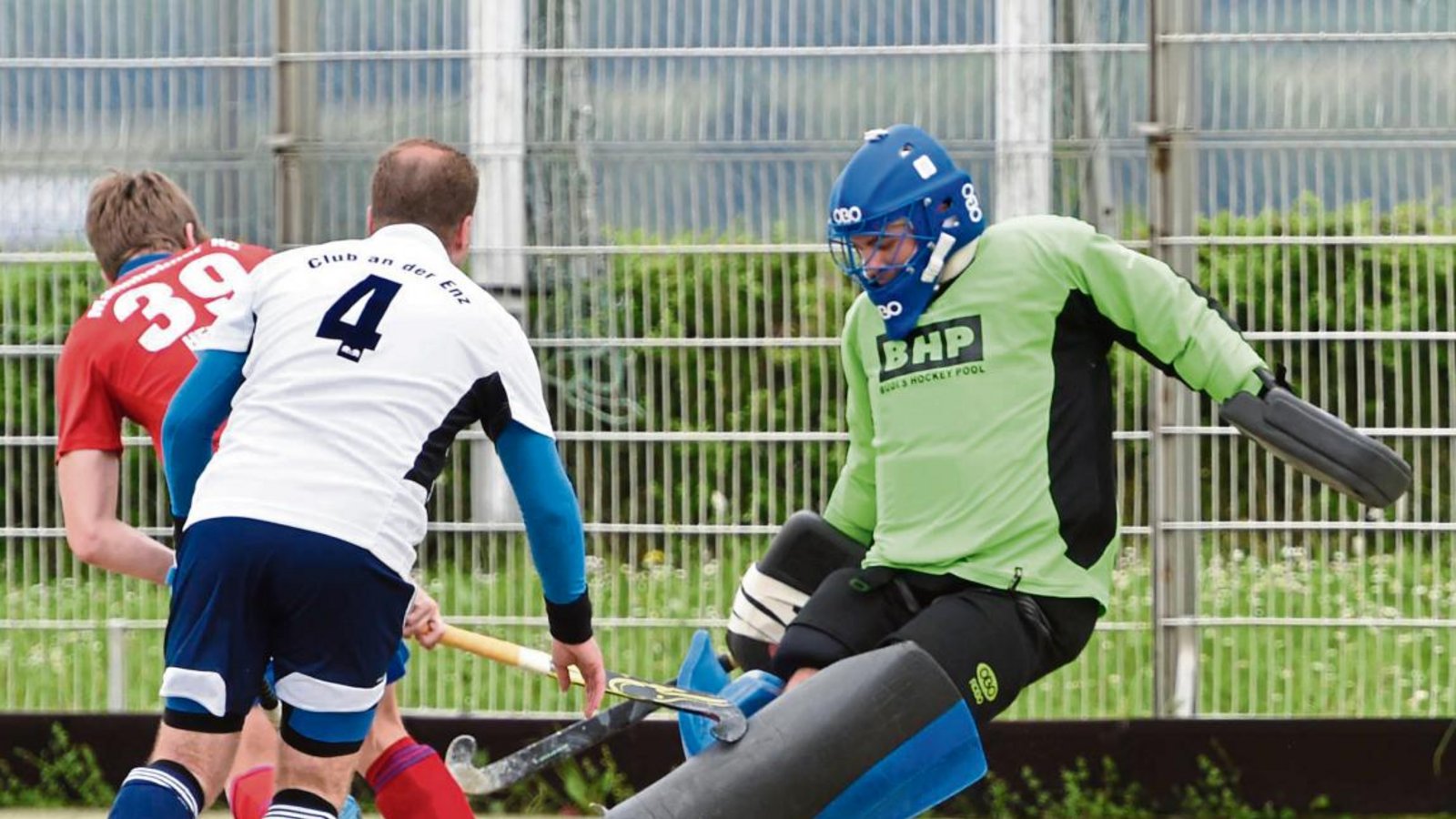 Torwart Daniel Löpsinger (rechts) klärt vor einem gegnerischen Stürmer. Er ist ein sicherer Rückhalt für die Spielgemeinschaft. Foto: Archiv/Leitner Torwart Daniel Löpsinger (rechts) klärt vor einem gegnerischen Stürmer. Er ist ein sicherer Rückhalt für die Spielgemeinschaft. Foto: Archiv/Leitner