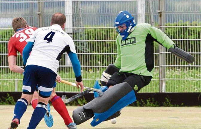 Torwart Daniel Löpsinger (rechts) klärt vor einem gegnerischen Stürmer. Er ist ein sicherer Rückhalt für die Spielgemeinschaft. Foto: Archiv/Leitner