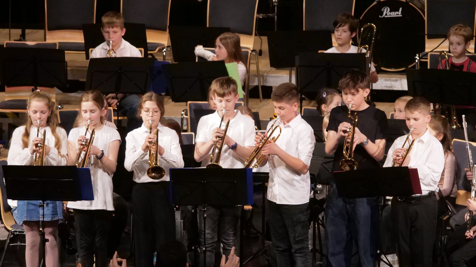 Die Jungtrompeter des Musikvereins eröffnen mit einer Fanfare. Fotos: Friedrich