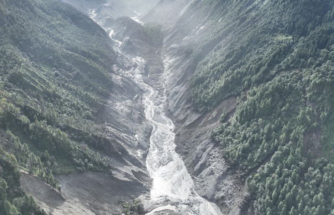 Ein Drohnenfoto zeigt ein von der Sturzflut betroffenes Gebiet. Nach der verheerenden Sturzflut im Grenzgebiet zwischen Nepal und China ist die Zahl der Opfer und der Vermissten weiter angestiegen.<span class='image-autor'>Jigme Dorje/XinHua/dpa</span>