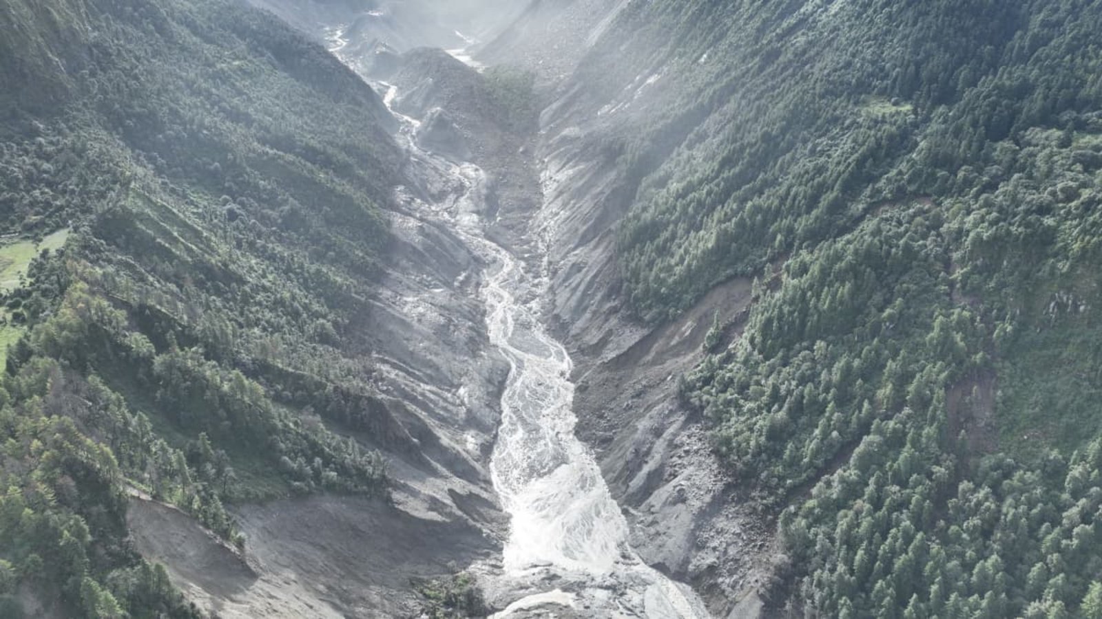 Ein Drohnenfoto zeigt ein von der Sturzflut betroffenes Gebiet. Nach der verheerenden Sturzflut im Grenzgebiet zwischen Nepal und China ist die Zahl der Opfer und der Vermissten weiter angestiegen.Jigme Dorje/XinHua/dpa Ein Drohnenfoto zeigt ein von der Sturzflut betroffenes Gebiet. Nach der verheerenden Sturzflut im Grenzgebiet zwischen Nepal und China ist die Zahl der Opfer und der Vermissten weiter angestiegen.Jigme Dorje/XinHua/dpa