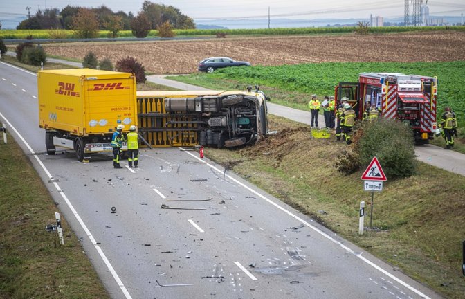 Unfall bei Sachsenheim: Nach dem Aufprall stürzte der Lkw zur Seite. Foto: 7aktuell