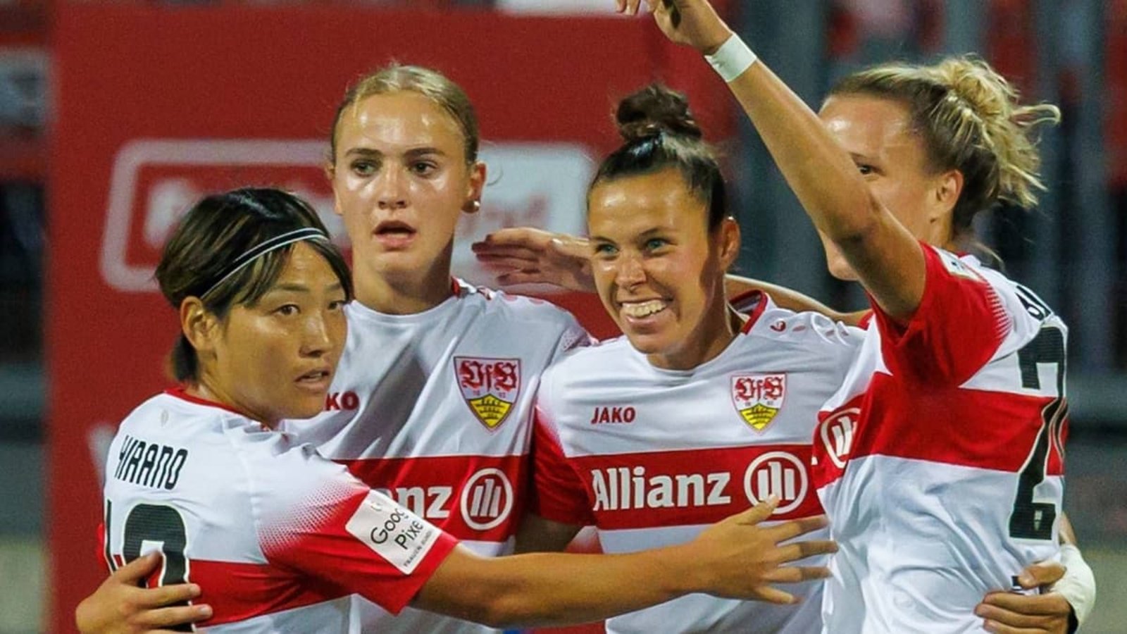 Die VfB-Frauen feiern Doppeltorschützin Nicole Bille (Zweite von rechts).IMAGO/Zink