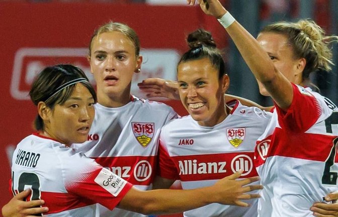 Die VfB-Frauen feiern Doppeltorschützin Nicole Bille (Zweite von rechts).<span class='image-autor'>IMAGO/Zink</span>