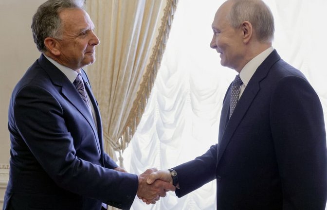US-Sondergesandter Steve Witkoff (l.) traf den russischen Präsidenten Wladimir Putin zu Gesprächen über ein Ende des Ukraine-Kriegs.<span class='image-autor'>Gavriil Grigorov/Pool Sputnik Kremlin/AP/dpa</span>