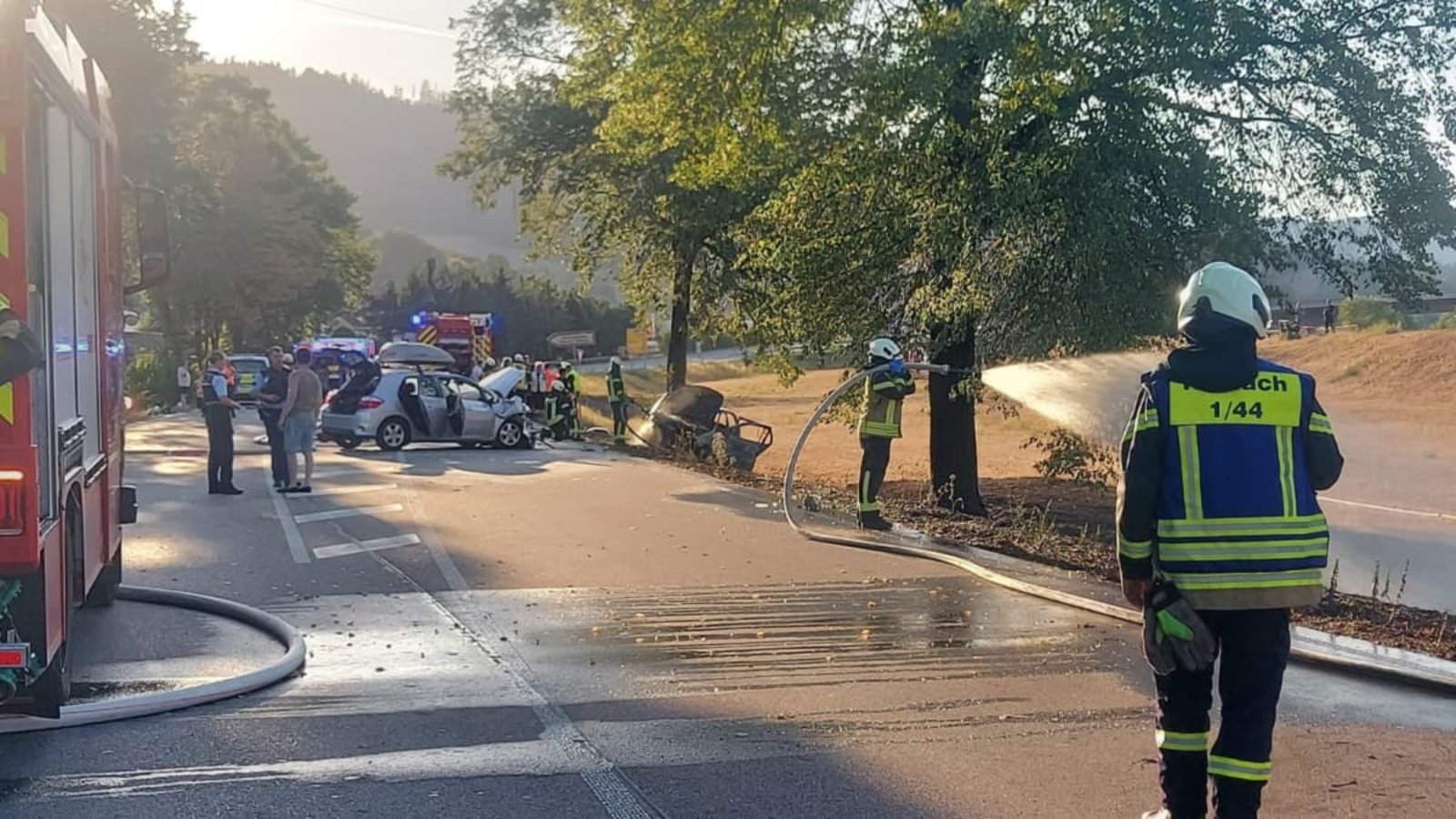 Auch nach dem Autos und Vegetation gelöscht waren, wässerte die Feuer die Böschung, um die Temperatur des Bodens zu senken.Reinhard Auch nach dem Autos und Vegetation gelöscht waren, wässerte die Feuer die Böschung, um die Temperatur des Bodens zu senken.Reinhard