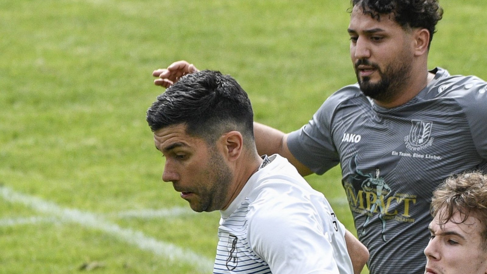 Mit dem TSV Enzweihingen haben Osman Erne (hinten) und Justin Stroh eine fulminante Aufholjagd hingelegt. Krönen sie diese jetzt mit dem Klassenerhalt in der Kreisliga A 3? Foto: Leitner Mit dem TSV Enzweihingen haben Osman Erne (hinten) und Justin Stroh eine fulminante Aufholjagd hingelegt. Krönen sie diese jetzt mit dem Klassenerhalt in der Kreisliga A 3? Foto: Leitner