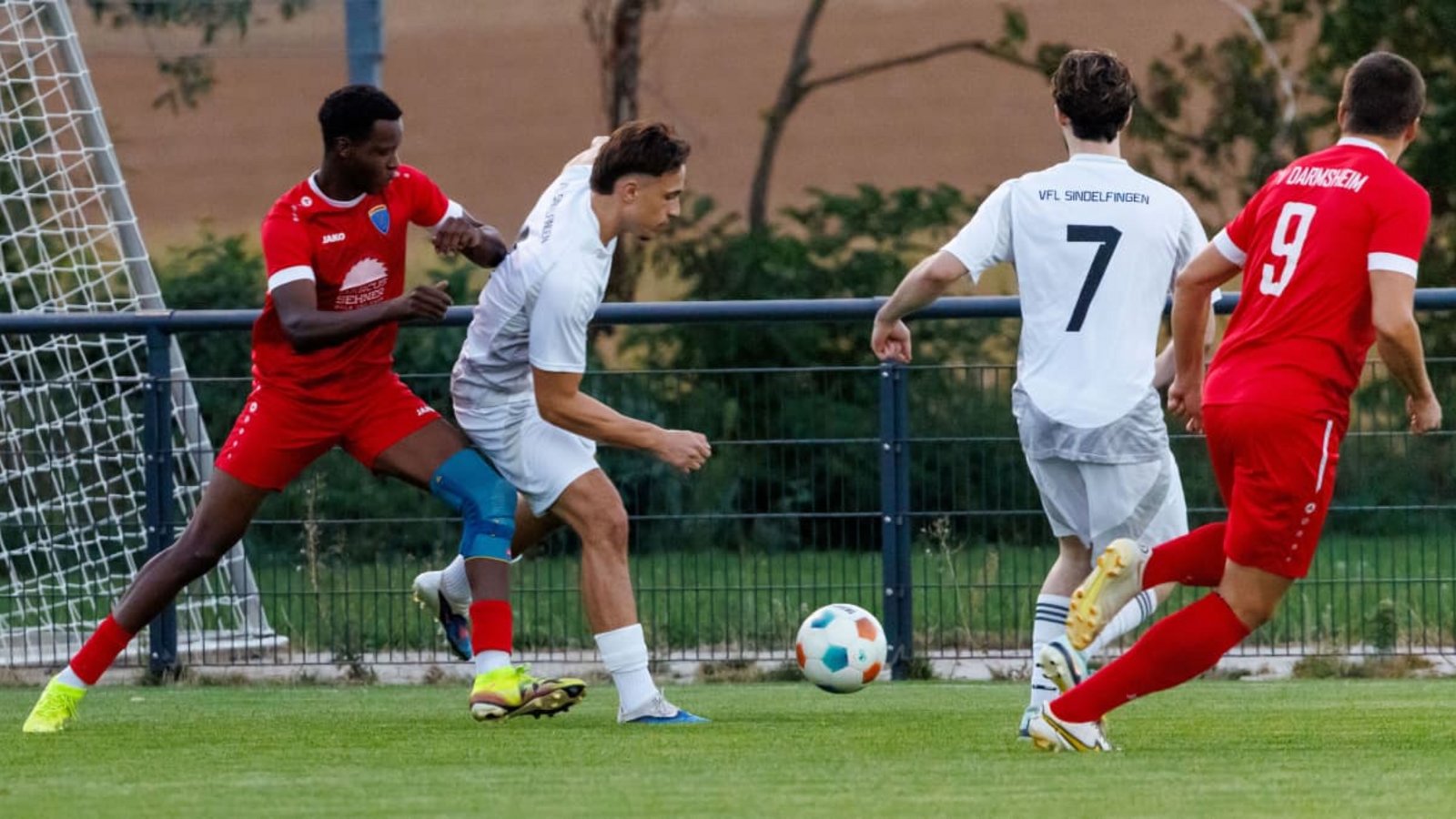 Der VfL Sindelfingen II (in Weiß) vermisst in Staffel II die guten alten Bekannten aus dem Kreis Böblingen, wie beispielsweise in der ersten Runde des Bezirkspokal den TV Darmsheim II (in Rot).sts