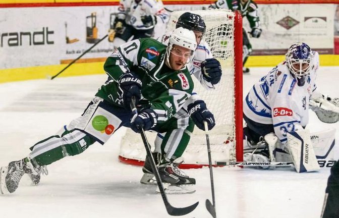 Robin Just (links), der beste deutsche Scorer in der Deutschen Eishockey Liga (DEL) 2 in dieser Saison, wird auch in der neuen Saison das Trikot der Bietigheim Steelers tragen. Foto: Simecek